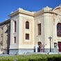 Magnifique théâtre de Castres situé en face de l'évêché et du jardin à la française. Inauguré le 17 avril 1904, ce théâtre de style rococo italien a été construit sur des plans de Joseph Galinier, architecte de Toulouse et élève de Garnier. 