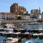 Castro Urdiales : le port et l'église Santa Maria de la Asunción.