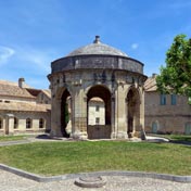 Le cloître Saint-Jean et sa fontaine couverte.