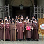 Les Jacquets à la sortie de l'office religieux du 1er novembre, devant le portail de la basilique métropolitaine ND-des-Doms