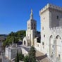 Vue sur la cathédrale Notre-Dame-des-Doms, située entre le rocher des Doms et le palais des papes. De style roman provençal, elle date de 1150, puis fut agrandie aux XIVe et XVIIe siècles par des chapelles latérales.