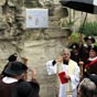 Grand moment du chapitre 2018 : Bénédiction de la plaque marquant le km "zéro" de la Via Avenio par Monsieur le chanoine, Daniel Bréhier.