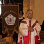 A la fin de l'office, les Jacquets de France quiitent la basilique, précédés de M. le Chanoine Daniel Bréhier et de leur bannière.