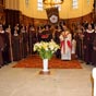 Les Jacquets de France entourent M. le chanoine Bréhier dans le coeur de la basilique à la fin de la cérémonie.