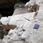 Sarcophage médiéval dans la crypte de l'ancienne abbatiale.