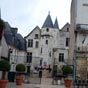 Hôtel des ducs de Touraine ou Hôtel de la Croix-Blanche (XIVe siècle) avec la chapelle Saint-Denis en entrant à gauche. Il est constitué de deux batiments dont les derniers remaniements remontent au XVIIe siècle ont des pignons donnant sur une cour. Entre ces deux pignons une tour octogonale, datée de l'époque gothique abrite un escalier.           