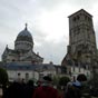 Pourrait-on imaginer que la basilique Saint-Martin n'attire pas les jacquets ? L'ancienne église collégiale Saint-Martin de Tours, qui datait essentiellement du XIe siècle, fut désaffectée, vandalisée et transformée en écurie en 1793, puis démolie à la suite de l'effondrement des voûtes en 1797, seules deux tours étant conservées. La basilique actuelle, nettement plus modeste, a été construite entre 1886 et 1902 dans le style néo-byzantin par l'architecte Victor Laloux (inauguration dès 1890). C'est un bâtiment en calcaire, granite et marbre, couvert d'ardoises.