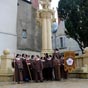 Les jacquets devant la statue " La Charité de saint Martin ".