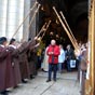 A l'issue de l'office religieux, les jacquets érigent une haie d'honneur avec leurs bourdons.