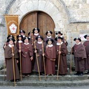 Les Jacquets à la sortie de l'office religieux du 1er novembre, devant le portail de l'église de Sorges