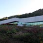 Musée de Lascaux IV : Centre international de l'art pariétal. L'architecture fait partie intégrante de l'expérience du visiteur. Ce bâtment semi-enterré, construit au pied de la colline de Lascaux s'intègre parfaitement dans le paysage local.