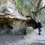 A la découverte de la Roque Saint-Christophe. Longue de 1 km et haute de plus de 80 mètres, la Roque Saint-Christophe constitue le plus grans site troglodytique d'Europe. Ces cavités natuelles ont été occupées par l'homme de la Préhistoire puis ensuite modifiées pour devenir un fort et une cité du Moyen âge jusqu'au début de la Renaissance.