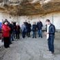 Malgré un vent très frais, les membres de la confrérie écoutent avec attention, notre guide Didier, fort sympathique, cultivé et plein d'humour