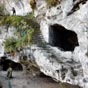 Grand escalier taillé dans la falaise et salle de garde