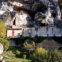 La Maison forte de Reignac est construite sur un escarpement surplombant la vallée de la Vézère.