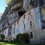 Infiniment plus grand que l’on peut le soupçonner vu de l’extérieur, la façade cache d’impressionnantes salles souterraines et aériennes, Grande salle d’Honneur, salle d’armes, salle à manger, salon, cuisine, chambres, chapelle, cachot, cul de basse-fosse (oubliettes), cave.