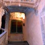 Cage d'escalier de l'hôtel de Lestrade. La construction de l'hôtel de Lestrade remonte au XVIe siècle. Son nom se réfère à la famille Lestrade de la Cousse qui l'a occupé. Il porte également le nom de maison Lajaubertie ou maison La Joubertie, d'après une autre famille, les Chabrier de la Joubertie. 