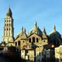 La cathédrale Saint-Front est bâtie dans le centre-ville de Périgueux, sur le tombeau de saint Front de Périgueux, l'évangélisateur légendaire du Périgord, qui a donné son nom au quartier central de la ville (« Puy-Saint-Front ») au Moyen Âge. Simple église à l'origine (aux débuts du Ve siècle), elle a subi plusieurs destructions et reconstructions, pour devenir, à partir de 1669, la cathédrale du diocèse de Périgueux. Elle est classée monument historique en 1840, érigée aussi en basilique mineure en 1897, et inscrite au patrimoine de l'humanité au titre des chemins de Saint-Jacques-de-Compostelle en 1998. Cette cathédrale à coupoles a été presque entièrement reconstruite lors de la restauration entreprise par Paul Abadie au XIXe siècle. Sur le modèle de la basilique Saint-Marc de Venise, le plan de la cathédrale est en forme de croix grecque et ses cinq coupoles à clochetons annoncent une parenté singulièrement directe avec les édifices religieux de l'architecture byzantine39, comme l'église des Saints-Apôtres de Constantinople, qui a servi elle aussi d'inspiration pour les architectes de la cathédrale Saint-Front.
