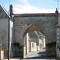 Ancienne porte à Charost, près de la place de l'Eglise.