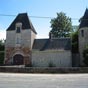 Le château de Charost : De l'enceinte fortifiée ne subsistent que le donjon et une porte.