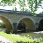 Le vieux pont de Charost, au-dessus de l'Arnon, avec ses trois arches.