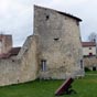 Deux murailles clôturaient la ville (l'interne daterait  du XIVème siècle). Ne reste de la muraille interne que deux portes, la porte d'occident et celle d'orient et cette tour de guet restaurée qui en un temps a servi de prison.