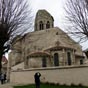 L'église Saint-Jean-Baptiste au clocher tronqué.