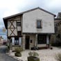 La plus ancienne maison de Charroux. Au moyen-age, Charroux était une ville artisanale. Bien que la plupart des échoppes aient disparu, on aperçoit dans la disposition des façades les traces des anciens commerces. La plupart de ces demeures sont à colombage