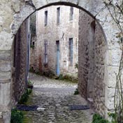 De belles pierres traduisent avec émotion ce que fut cette bourgade de Charroux...