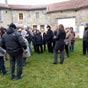 Notre confrère découvre "La cour des Dames". Cette dénomination découle d'une légende. Les femmes venaient en ce lieu travailler, filer la quenouille ou autres occupations féminines et les hommes les rejoignaient pour leur faire la cour. On l'appelait, avant, cour du château.