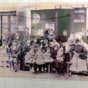 Dans le musée: une vieille photographie prise vers 1900 et représentant des artisans de Charroux avec leur famille et  avec leurs outils spécifiques à leur profession... 