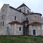 L'abbatiale Saint-Vincent est remarquablement proportionnée. Elle est composée d'une nef, flanquées de bas-côtés, d'un transept saillant dont les bras comprennent deux travées, l'une dans le prolongement des bas-côtés, et l'autre plus étroite sur laquelle s'ouvre une absidiole à l'est; enfin d'un choeur en hémicycle, précédé d'une travée droite, et entouré d'un déambulatoire à trois chapelles rayonnantes.