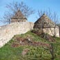 Nous voici arrivés sur le sommet de la butte, qu'encercle maintenant le mur de l'ancien cimetière paroissial.