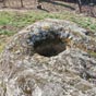 A l'intérieur, sur la gauche du sommet, un large bassin fut creusé dans la roche. C'est un vrestige de l'ancien culte mégalithique, où l'on récupérait l'eau lustrale utilisée pour ses valeurs curatives, de l'esprit et du corps.