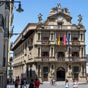 L’hôtel de ville (Ayuntamiento) possède une façade baroque de la fin du XVIIe siècle, qui fut reconstruite avec ses statues, balustrades et frontons.