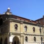 Pampelune : L'église Saint-Nicolas (San Nicolas) fut érigée au XIIe siècle. Elle est bâtie non seulement pour la célébration des offices religieux, mais aussi, pour servir de bastion militaire et de refuge aux habitants de la ville, lors des affrontements