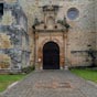 L'église San Martin de Cigûenza eédifiée au XVIIIe siècle et encadrée de deux tours fait face à une demeure patriciennne à la façade dorée et blasonnée appartenant à la même famille.