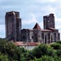 Vue sur les tours de la collégiale de La Romieu. Le nom de cet ensemble médiéval, « l'Arroumîu », signifie « le pèlerin » (un « roumieu » désignait à la base un pèlerin pour Rome, mais le terme s'est appliqué à tous les pèlerins).