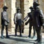 Statue de d'Artagnan et des trois mousquetaires, sur la place Saint-Pierre (oeuvre de Zurab Tsereteli).