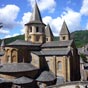 Abbatiale de Conques : Elle fut édifiée au IXe siècle pour abriter les reliques de sainte Foy. Rapidement, elle attire de nombreux pèlerins à la suite de miracles répétés et devient une étape incontournable sur le chemin de Saint-Jacques. Du XIe au XIIe s