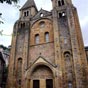 Abbatiale de Conques : Elle fut édifiée au IXe siècle pour abriter les reliques de sainte Foy. Rapidement, elle attire de nombreux pèlerins à la suite de miracles répétés et devient une étape incontournable sur le chemin de Saint-Jacques. Du XIe au XIIe s