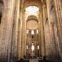 L'intérieur de l'abbatiale est très sobre avec le chœur, la voûte peinte et les tribunes sont peints en claire, presque blanche. Le haut des murs, l'abside et de nombreuses piles sont en pierre calcaire de Lune de couleur jaune variable. Les murs Est du T