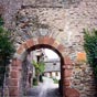 La Porte du Barry (faubourg en occitan) présente une puissante arcade romane de grès rouge.