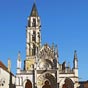 Saint-Père : L'église Notre-Dame est un chef d'oeuvre de l'art gothique : un élégant clocher coiffé d'une flèche moderne, trois étages de baies aux fins remplages, un beau porche du XIVe siècle à trois portails, tympan du Jugement dernier (avec statue de 