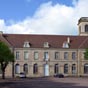 Corbigny : L'abbaye Saint-Léonard domine Corbigny et la vallée de l'Anguison. Elle connut la réforme mauriste, qui tenta de faire revivre sa règle bénédictine, et lui valut d'être reconstruite juste avant la Révolution.