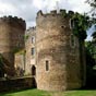 Le château de Chateaubrun : façade et tour sud est.