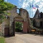 Ecuzon : Du Moyen Âge subsistent quelques maigres vestiges de fortifications, notamment une porte à pont-levis, une douve et des portions d'enceinte.