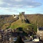 Crozant : Les ruines de la citadelle couvrent une bonne partie de l'éperon rocheux. On découvre plusieurs enceintes successives, un donjon carré du XVe siècle et deux tours XIIIe siècle, auxquels s'ajoutent une chapelle et la « tour de l'eau » qui permett