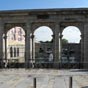 Portique de la Fontaine chaude. Construite de 1814 à 1818, sous le règne de Louis XVIII, cette fontaine a hérité du nom d'une déesse, celle des eaux vives, appelée Nèhe. Elle fut édifiée sur d'anciens thermes romains où se retrouvaient également les bouch