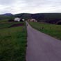 Une petite route asphaltée serpente au milieu de la ligne de crêtes des collines.